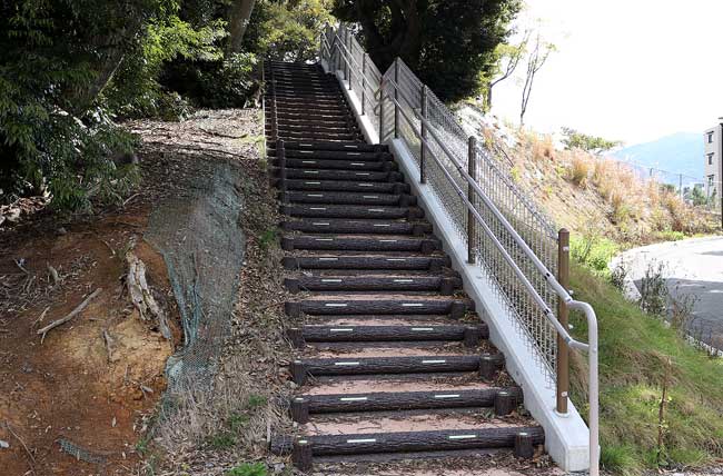 避難路ステップ階段(蓄光付ステップ階段)